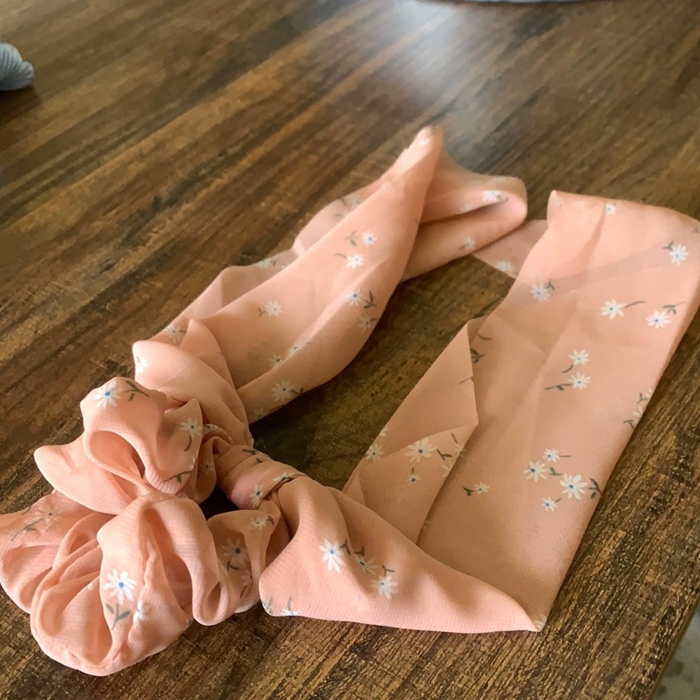 ‼️ACCEPTING ANY OFFER ‼️ Pink flower head ribbon